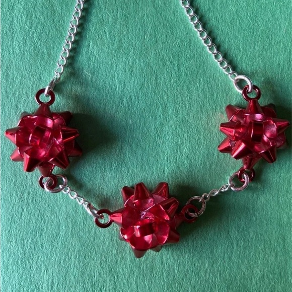 Avon Holiday Bows Bracelet - Picture 2 of 3